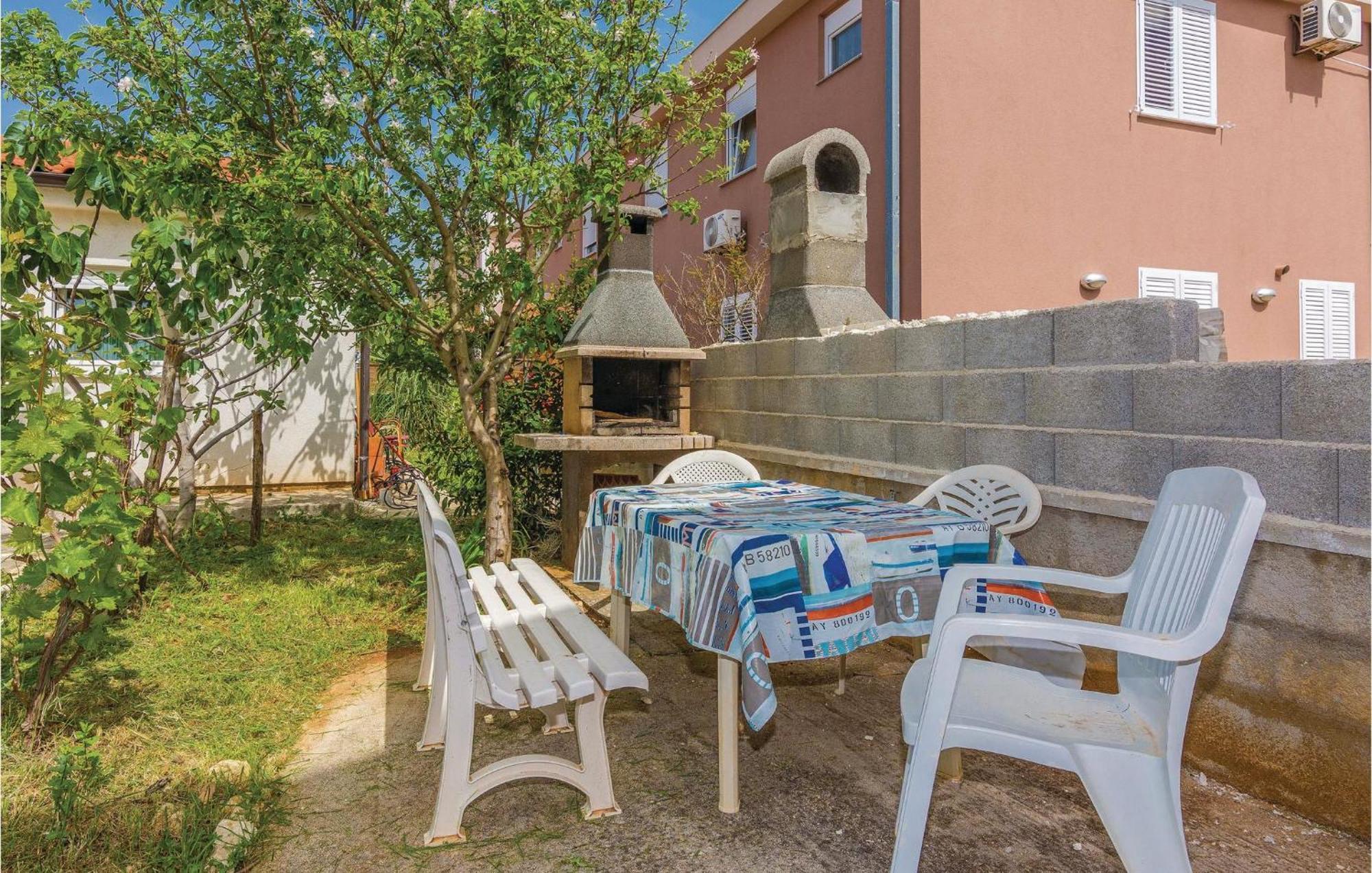 Lovely Apartment In Vir With Kitchen 外观 照片
